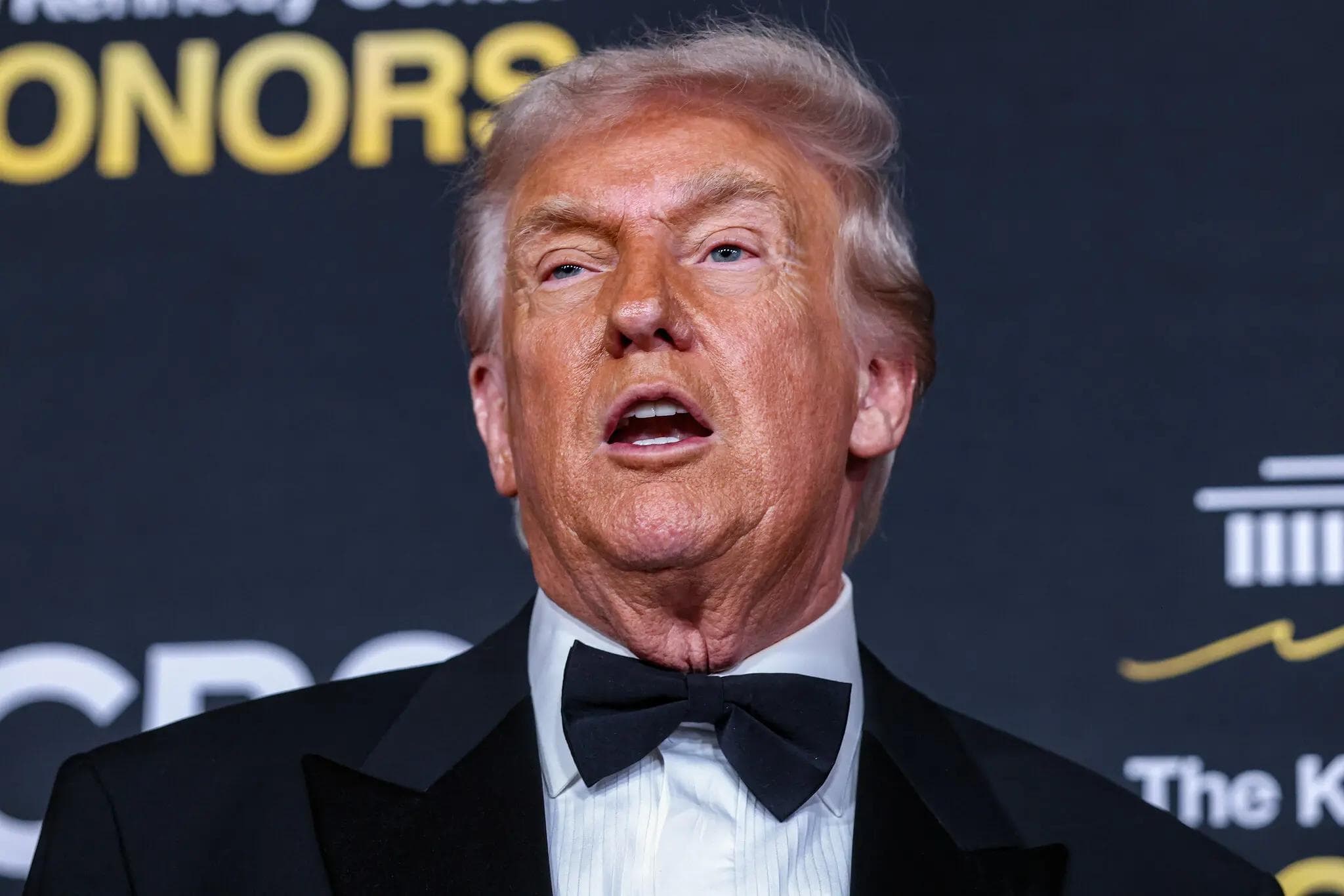 CBS “Kennedy Center Honors”-ийг “Trump”-ийн нэрээр эхлүүлж, маргаан дэгдээлээ