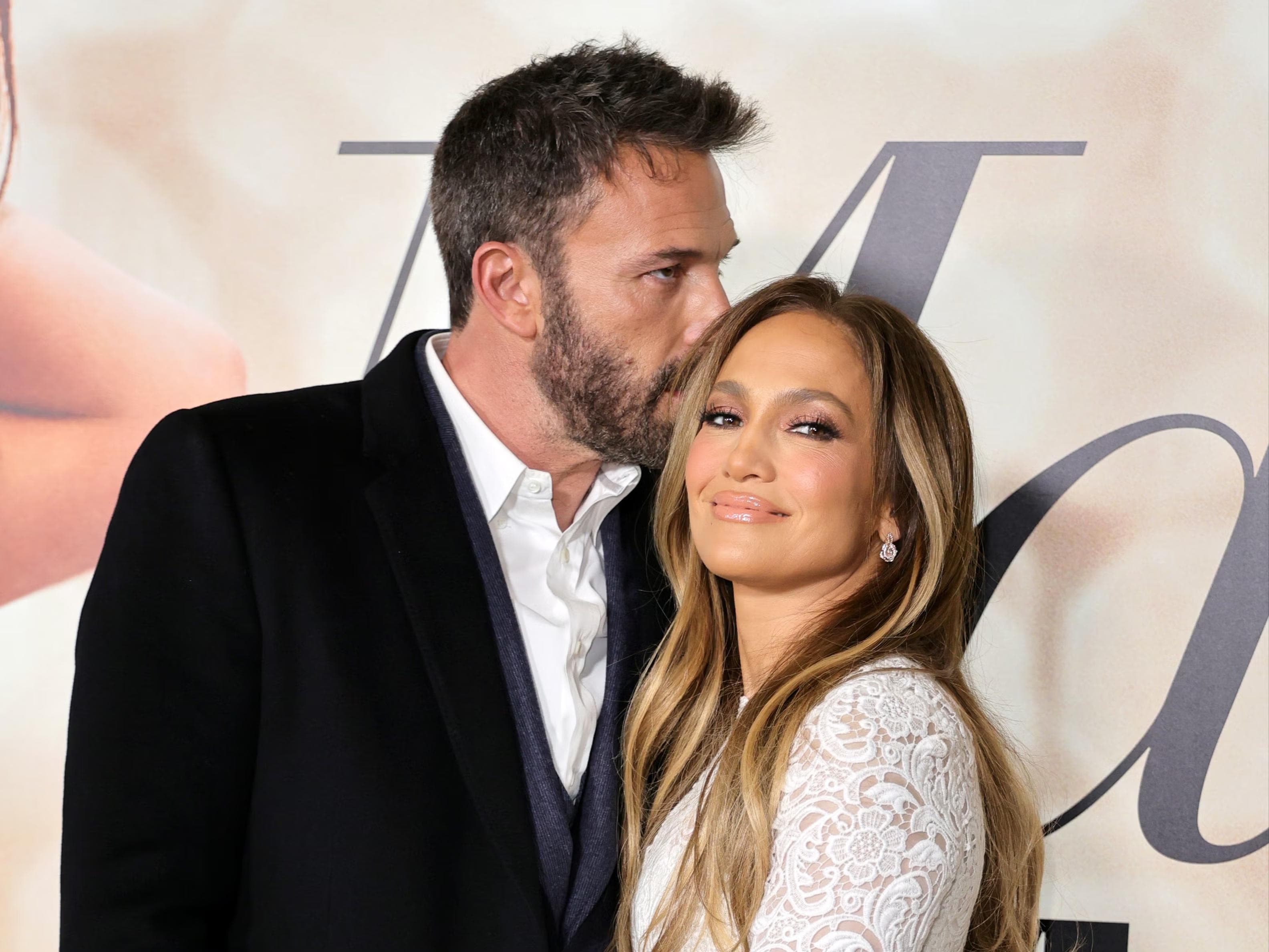 Ben Affleck ба Jennifer Lopez нар хамтдаа хүүхдүүдэд бэлэг сонгожээ