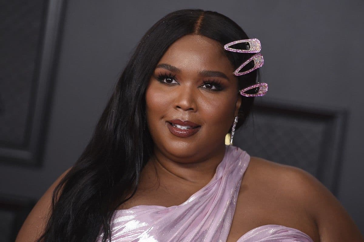 Лиззо: Илүүдэл жинтэй эмэгтэйчүүдийг нийгэм арчиж байна